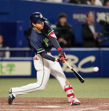 ３回、左越えに３ランを放つヤクルト・鈴木叶＝バンテリンドーム