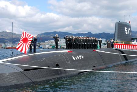 就役した海上自衛隊の潜水艦「ちょうげい」＝１０日午前、神戸市