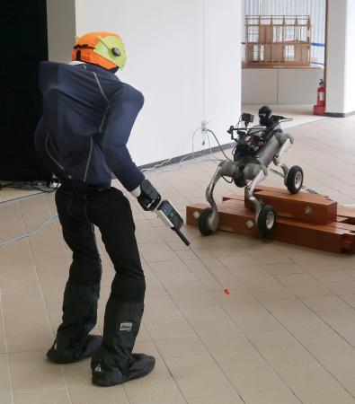 建築研究所が公開した、被災した建物の調査にＡＩを搭載した人型ロボットを活用する実験。奥は四足歩行ロボット＝１０日午後、茨城県つくば市　