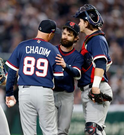 ＷＢＣ日本戦に先発し、５回途中の降板の際にハジム監督（左）と言葉を交わすチェコのオンジェイ・サトリア投手（中央）＝１０日、東京ドーム
