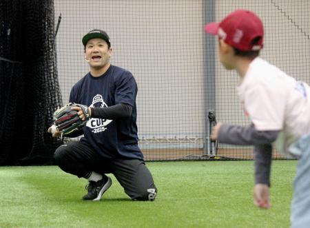 昨年１１月、仙台市での野球教室で小学生とキャッチボールする巨人の田中将大投手