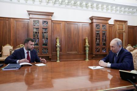 １０日、モスクワのクレムリンで会談したロシアのプーチン大統領（右）とウクライナ東部ドネツク州のロシア実効支配地域トップのプシーリン氏（ロシア大統領府提供・タス＝共同）