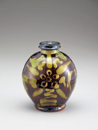 ニューヨークのジャパン・ソサエティー・ギャラリーで展示されている河井寛次郎の「流し描壺」(河井寛次郎記念館提供・共同)