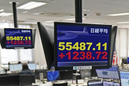 上げ幅が一時１２００円を超えた日経平均株価を示すモニター＝１１日午前、東京都港区の外為どっとコム