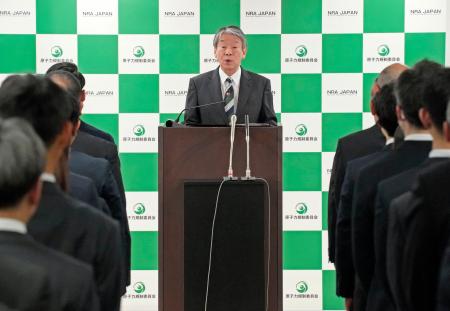 職員に訓示する原子力規制委の山中伸介委員長＝１１日午前、東京都港区