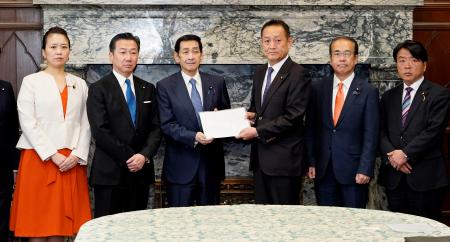関口参院議長（中央左）に予算案の審議充実を申し入れる野党の参院国対委員長ら＝１１日午前