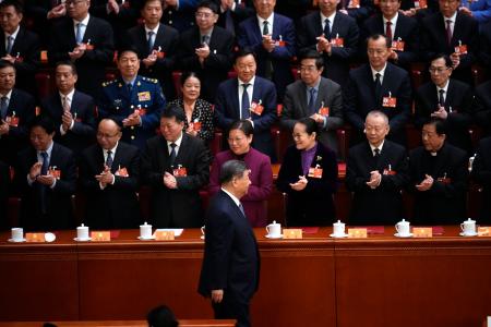 中国の人民政治協商会議の閉幕式に臨む習近平国家主席（手前）＝１１日、北京の人民大会堂（共同）