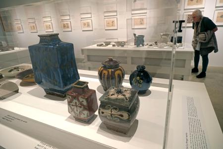 「民芸運動」を代表する陶芸家、河井寛次郎の展覧会で展示される作品=10日、米ニューヨークのジャパン・ソサエティー・ギャラリー(共同)