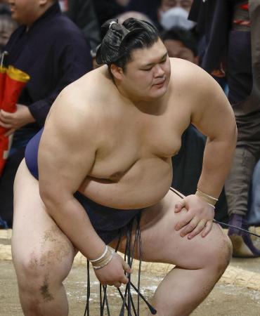 初日から３連敗となり、厳しい表情を見せる大の里＝１０日、エディオンアリーナ大阪