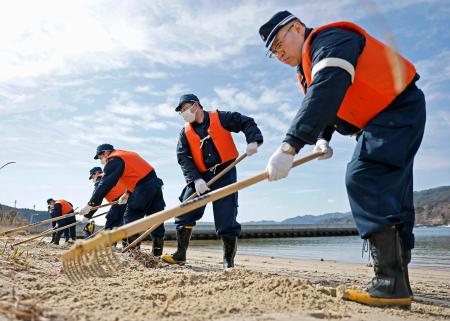 行方不明者の手がかりを求め、岩手県山田町の海岸を捜索する警察官ら＝１１日午前１０時１２分
