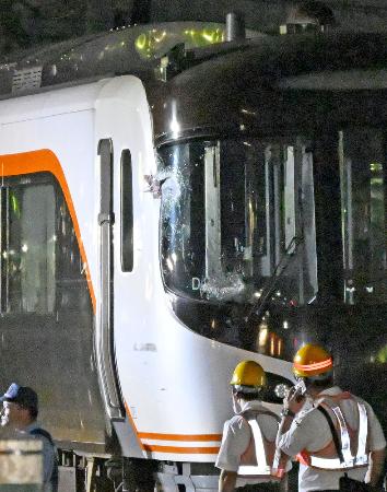 トラックと衝突し割れた、JRの特急「ひだ」14号の先頭部分の窓=昨年10月、岐阜県各務原市