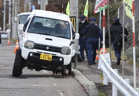 　タイヤが外れる事故を起こした改造車＝２０２３年１１月、札幌市西区