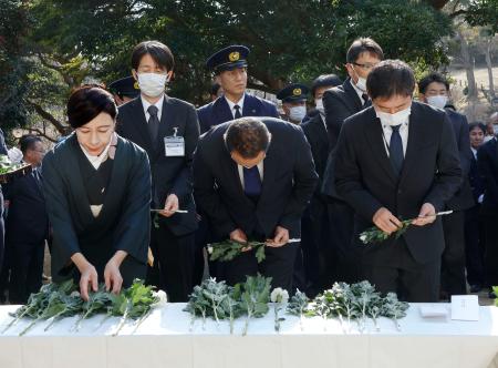 茨城県北茨城市の展望慰霊塔前で開かれた追悼式で献花する参列者=11日午後