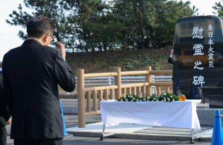 追悼行事が行われた、千葉県旭市の津波に襲われた沿岸にある慰霊碑＝１１日午後