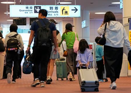 政府チャーター機で羽田空港に到着した人たち＝１１日午後