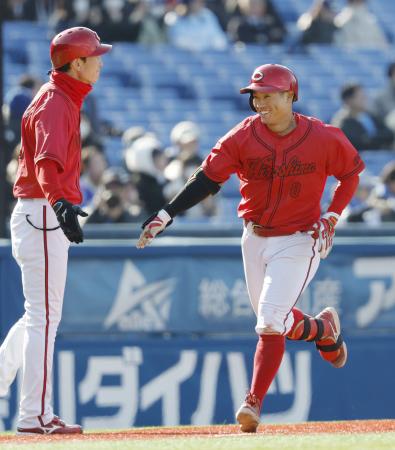 ６回、２ランを放った広島・勝田（右）＝横浜