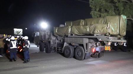 　陸自健軍駐屯地に到着した長射程ミサイルの車両＝９日未明、熊本市