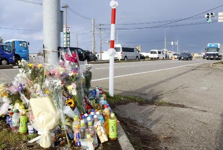 車同士が衝突し、親子2人が死亡する事故があった交差点付近=10日、富山市八町