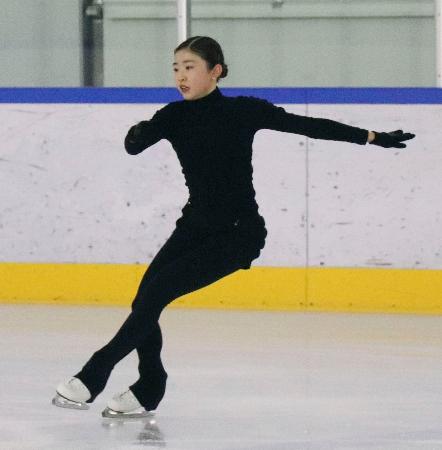 練習を公開したフィギュアスケート女子の千葉百音＝京都府宇治市