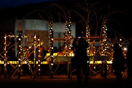 宮城県石巻市の震災遺構・大川小でともされた竹あかり＝１１日午後６時７分