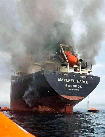 　ホルムズ海峡で黒煙を上げるタイ船籍の貨物船＝１１日（タイ海軍提供、ロイター＝共同）