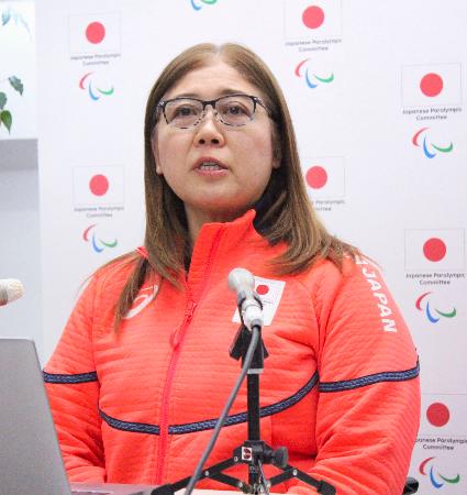 記者会見するミラノ・コルティナ冬季パラリンピック日本選手団の大日方邦子団長＝１１日、イタリア・コルティナダンペッツォ（共同）