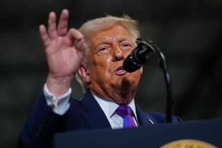 米南部ケンタッキー州ヘブロンで演説するトランプ大統領＝１１日（ＡＰ＝共同）