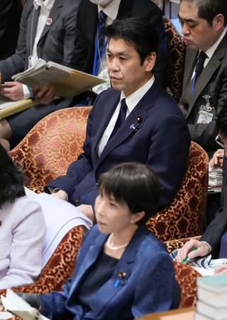 衆院予算委に臨む松本文科相。下は高市首相＝１２日午前