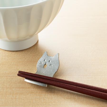 　能作と佐藤卓さんのコラボレーションでデザインされた「つながる箸置　ネコ」（提供写真）