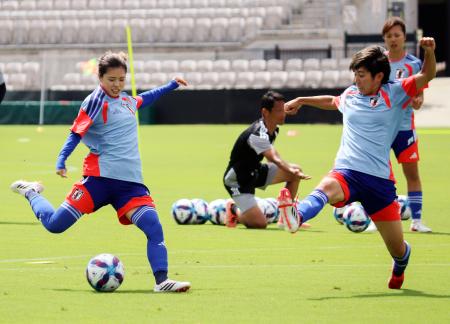 練習でシュートを放つサッカー女子日本代表主将の長谷川（左）＝シドニー（共同）