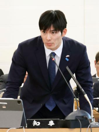 福井県議会特別委員会で答弁する石田嵩人知事＝１２日午後