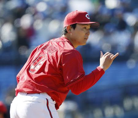 ５回無失点だった広島先発の栗林。４回に筒香を左飛に打ち取りポーズをとる＝横浜