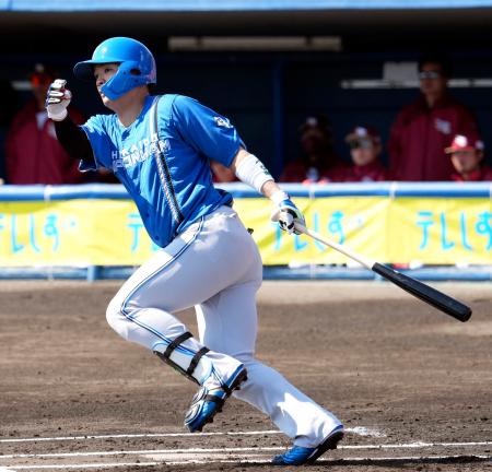 １回、先制適時打を放つ日本ハム・郡司＝静岡