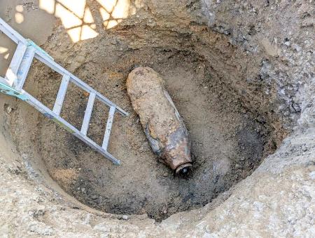 名古屋市東区の工事現場で見つかった不発弾（同市提供）