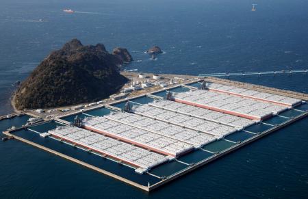 北九州市若松区の白島国家石油備蓄基地＝１２日午後（共同通信社ヘリから）