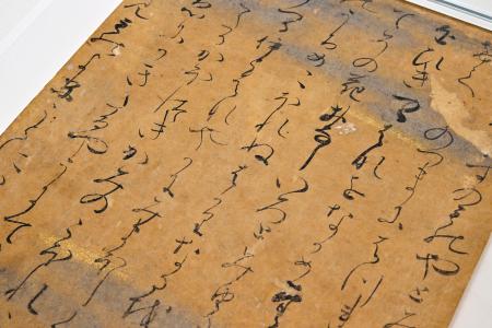 　「ＡＢＡＪ国際稀覯本フェア」に出品される「寝覚物語絵巻」の一部とみられる断片。細かな金銀の箔で描かれた雲のような模様が見える＝１２日午後、東京都内