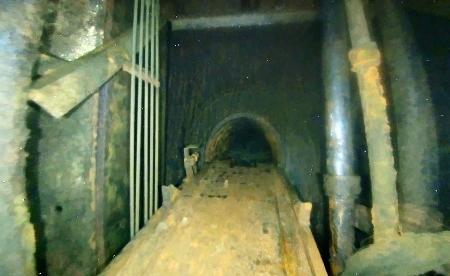 東京電力福島第１原発３号機の原子炉格納容器の貫通部「Ｘ―６」と手前のレール（東電提供）