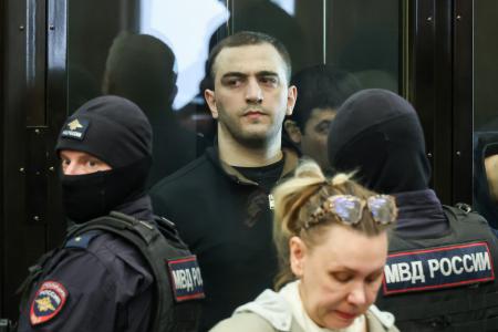 １２日、モスクワの軍事裁判所に出廷した銃乱射テロ事件の被告（中央奥）（タス＝共同）