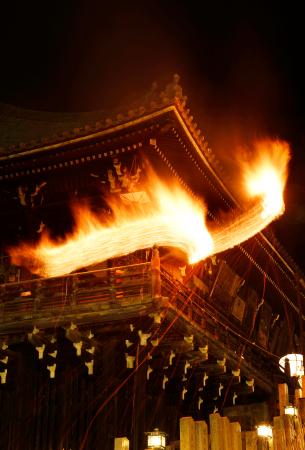 東大寺二月堂で行われた「お水取り」で、お堂に浮かび上がる籠たいまつの炎＝１２日夜、奈良市（多重露光）