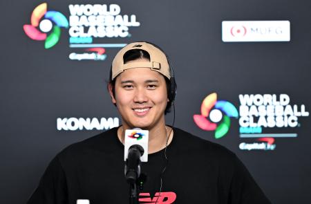 記者会見する大谷＝１２日、マイアミ（ゲッティ＝共同）