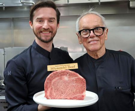 宮崎牛を持つシェフのウルフギャング・パックさん(右)と息子のバイロンさん=12日、米ロサンゼルス(共同)