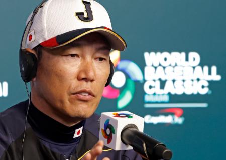記者会見するＷＢＣ日本代表の井端弘和監督＝１２日、マイアミ（共同）
