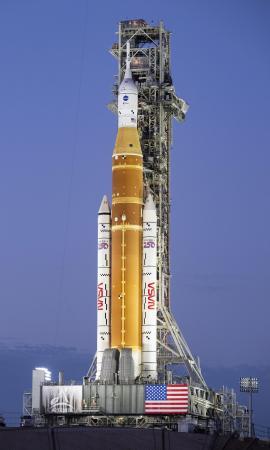 宇宙船オリオンを搭載した巨大ロケットＳＬＳ＝１月、米フロリダ州のケネディ宇宙センター（ＮＡＳＡ提供・共同）