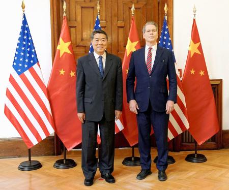 中国の何立峰副首相（左）と米国のベセント財務長官＝２０２５年９月、スペイン・マドリード（新華社＝共同）