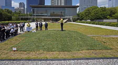 福島第１原発事故に伴う除染土を再利用し、造成された首相官邸の前庭＝２０２５年７月