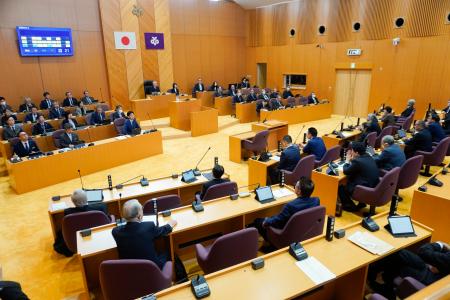 使用済み核燃料の中間貯蔵施設に東京電力と日本原子力発電以外の燃料受け入れを検討するよう求める請願を採択した青森県むつ市議会の本会議＝１３日午前