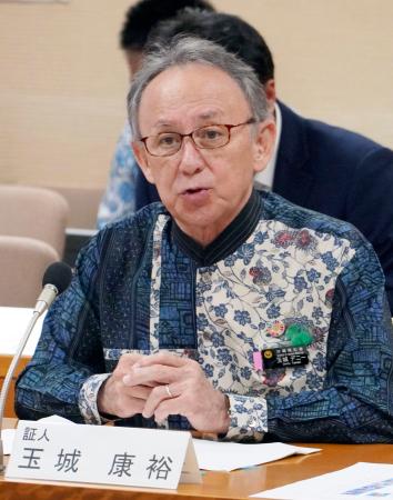 米ワシントン事務所に関する調査特別委員会の証人尋問で、質問に答える沖縄県の玉城デニー知事＝１３日午後、沖縄県議会