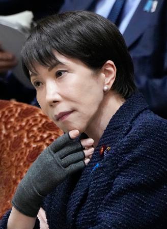 衆院予算委の締めくくり質疑で質問を聞く高市首相＝１３日午後