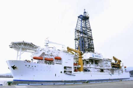 レアアースを含んだ泥を採取して帰港した地球深部探査船「ちきゅう」=2月、静岡市の清水港