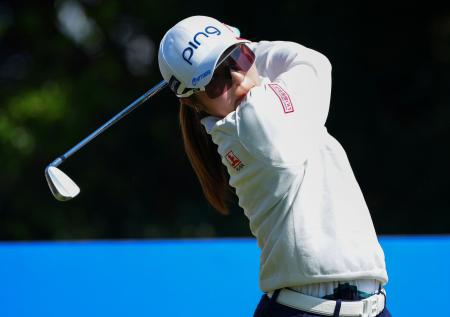 第２日、通算３アンダーで首位に立った佐久間朱莉＝オリエント・クラブ（共同）